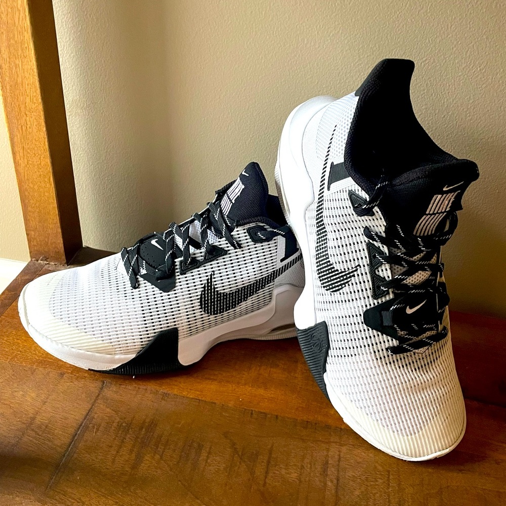 Nike size 9 White & Black